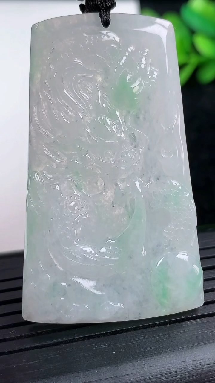 天然A货翡翠龙牌吊坠尺寸52.5-31.3-4.2重量:18.89g
3月15日