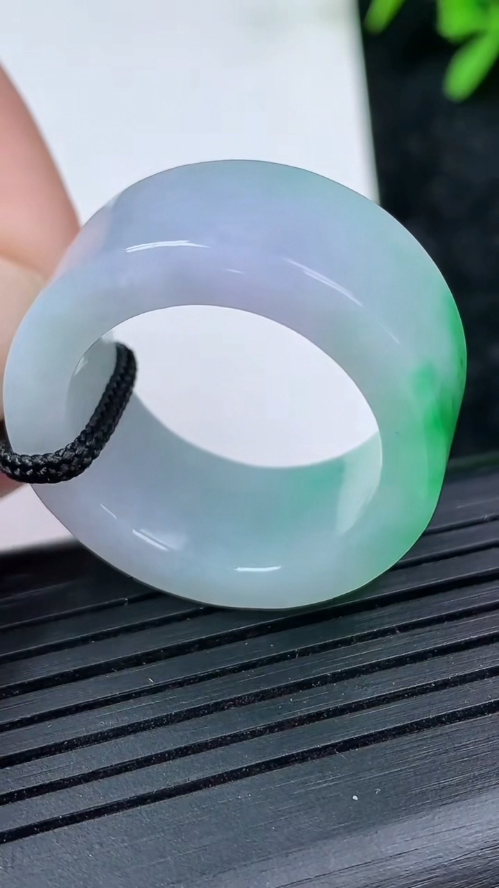 天然A货翡翠指环扳指尺寸20.5-11.8-4.1重量:13.49g2026年3月15日
工厂直销收藏佳品,种好水足，色泽均匀，有种有色，上手高大气！