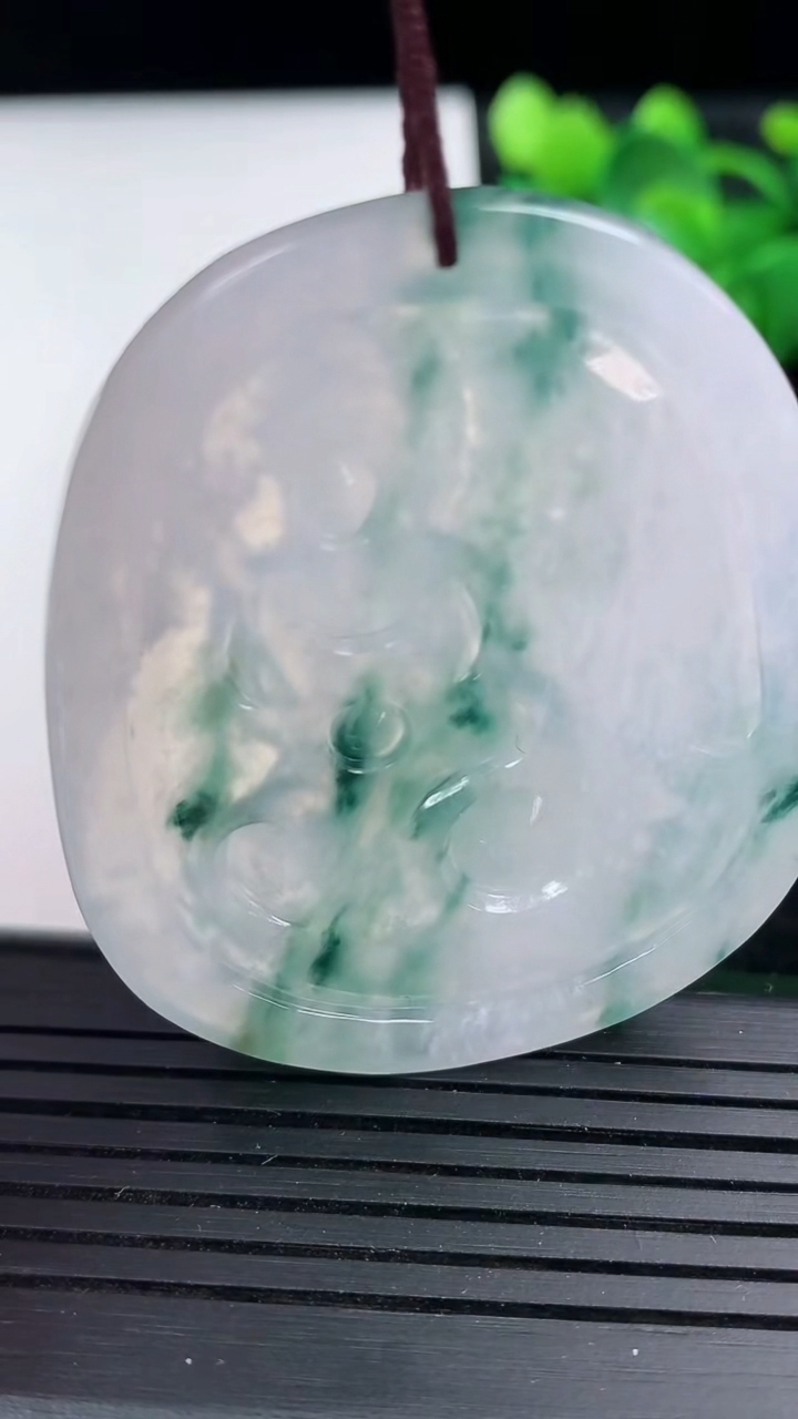 天然A货翡翠飘花文殊菩萨吊坠尺寸59.1-40.6-4.9重量:21.79g
3月15日