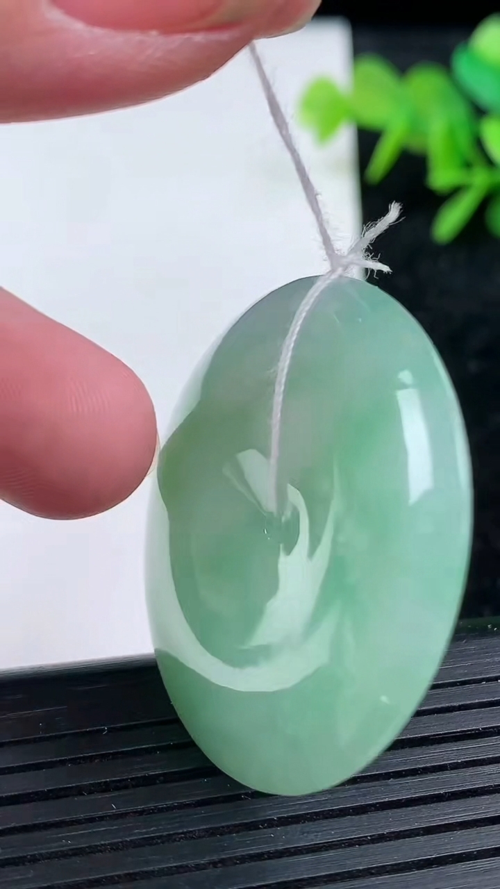 天然A货翡翠平安扣吊坠尺寸37.4-6.1重量:18.61g
3月15日