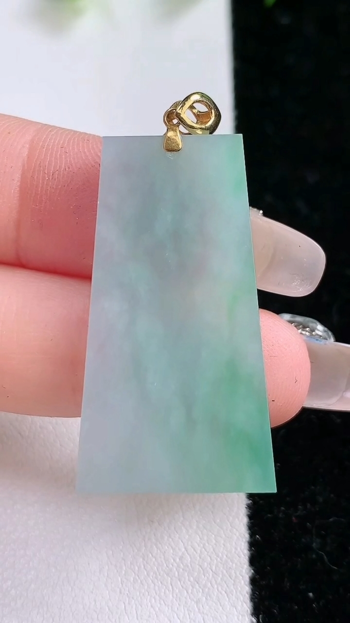 天然A货翡翠无事牌吊坠，尺寸35-19.6-2.6，重:5.12g
3月15日