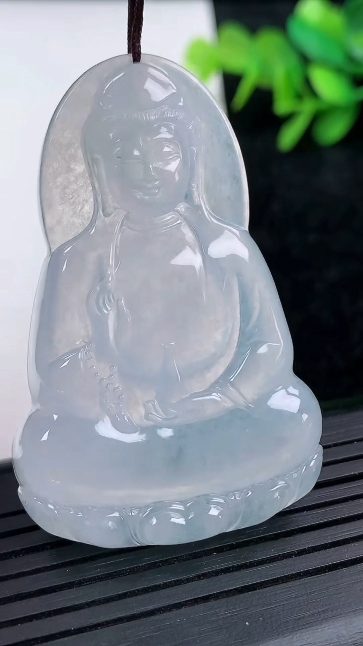 天然A货翡翠素衣观音菩萨吊坠尺寸53-34.4-5.2重量:18.68g
3月15日