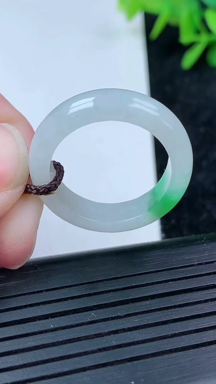 天然A货翡翠指环戒指尺寸20.2-5.9-3.2重量:4.99g2026年3月15日
工厂直销收藏佳品,种好水足，色泽均匀，有种有色，上手高大气！