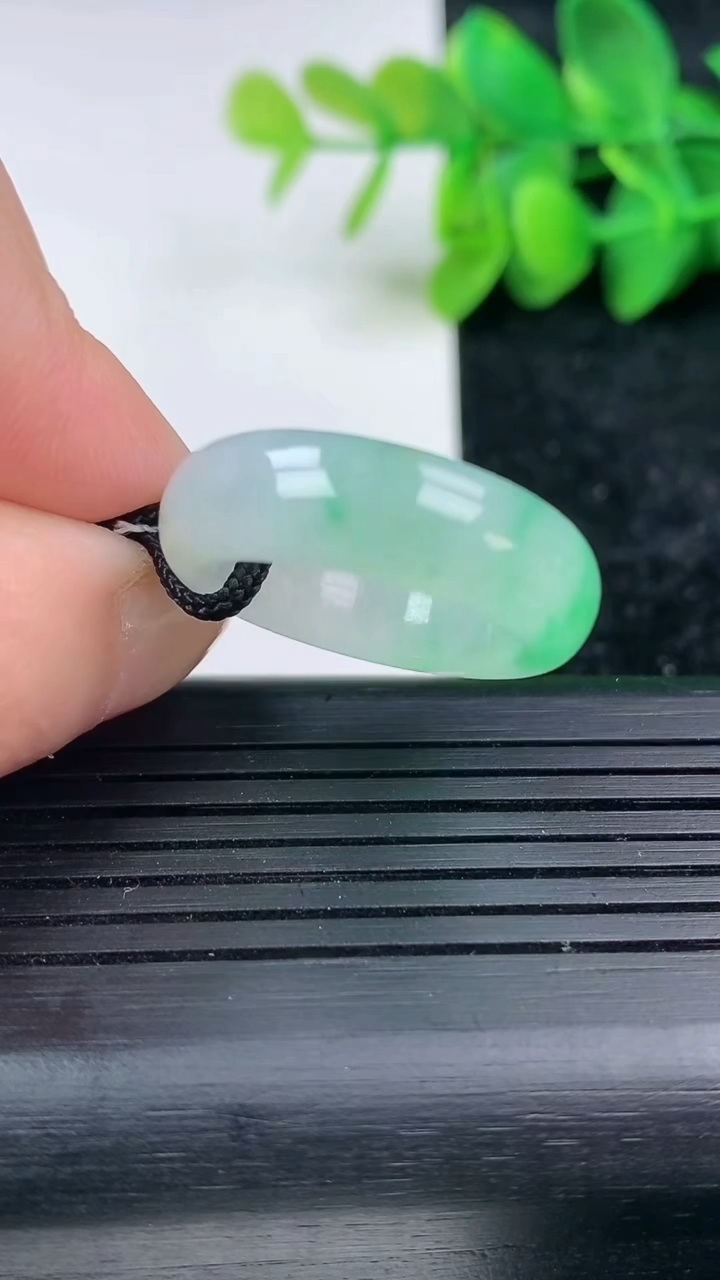 天然A货翡翠指环戒指尺寸17.8-6.7-3.6重量:5.47g2026年3月15日
工厂直销收藏佳品,种好水足，色泽均匀，有种有色，上手高大气！