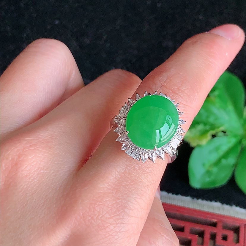天然A货翡翠18K金伴钻镶嵌阳绿蛋面戒指 圈口17.3裸石
尺寸13.8-12mm 重量5.78g 0313