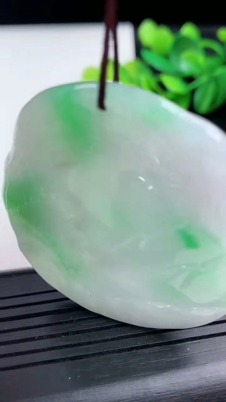 天然A货翡翠生肖马吊坠尺寸48.7-42.6-5.4重量:25.61g
3月15日