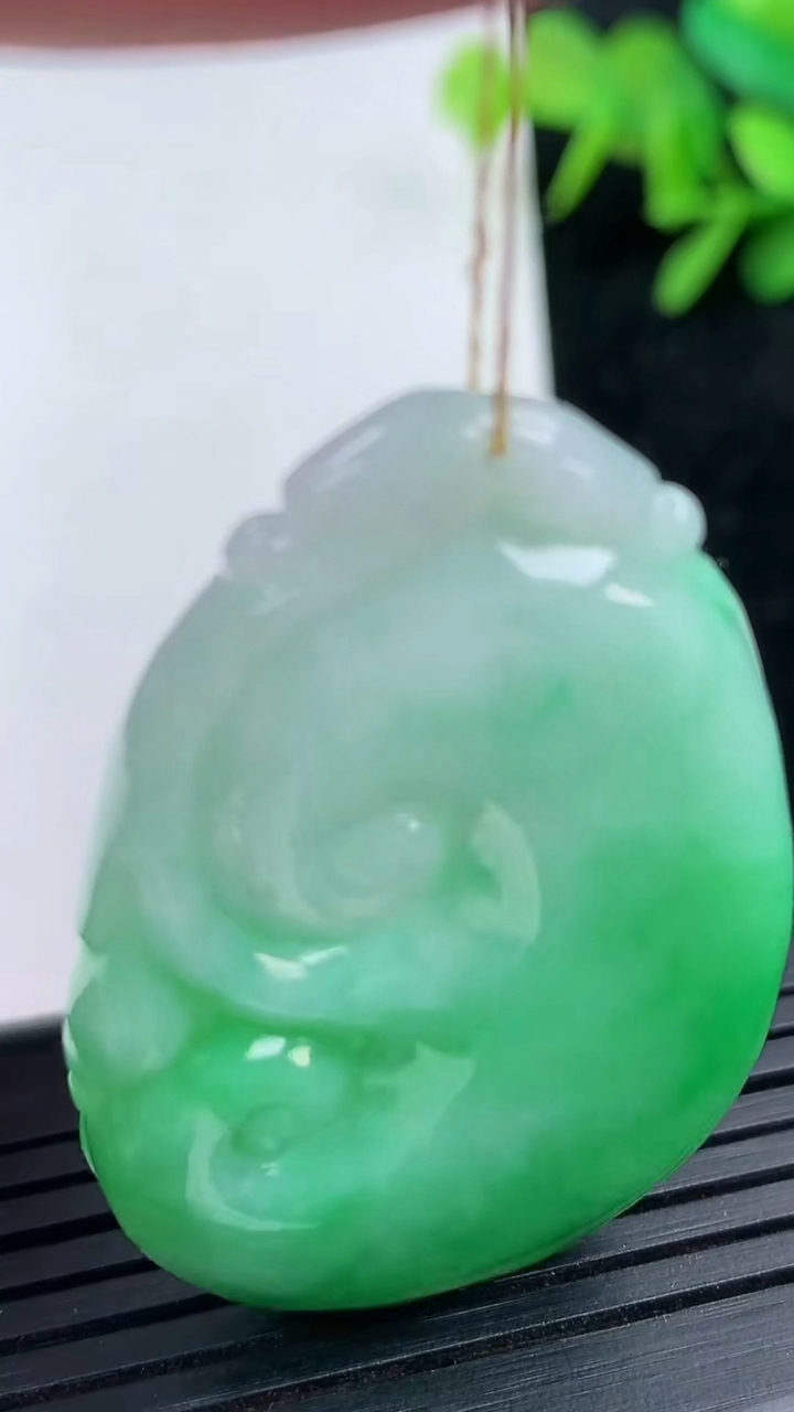 天然A货翡翠如意吊坠尺寸44.7-29.6-6.1重量:16.88g
3月15日