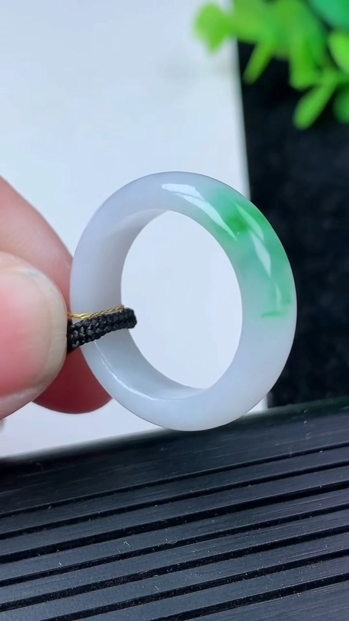 天然A货翡翠指环戒指尺寸18.8-6.3-3.4重量:4.73g2026年3月15日
工厂直销收藏佳