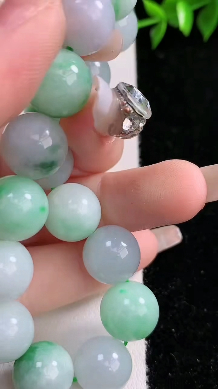 天然A货翡翠圆珠手串，尺寸12.2，重:52.40g3月15日
工厂直销收藏佳品,种好水足，色泽均匀，有种有色，上手高大气！