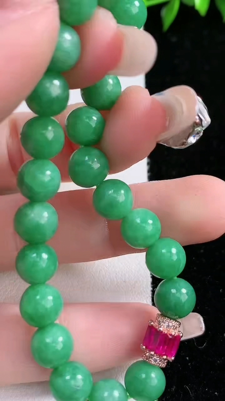 天然A货翡翠圆珠手串，尺寸7.5-22颗，重:16.68g3月15日
工厂直销收藏佳品,种好水足，色