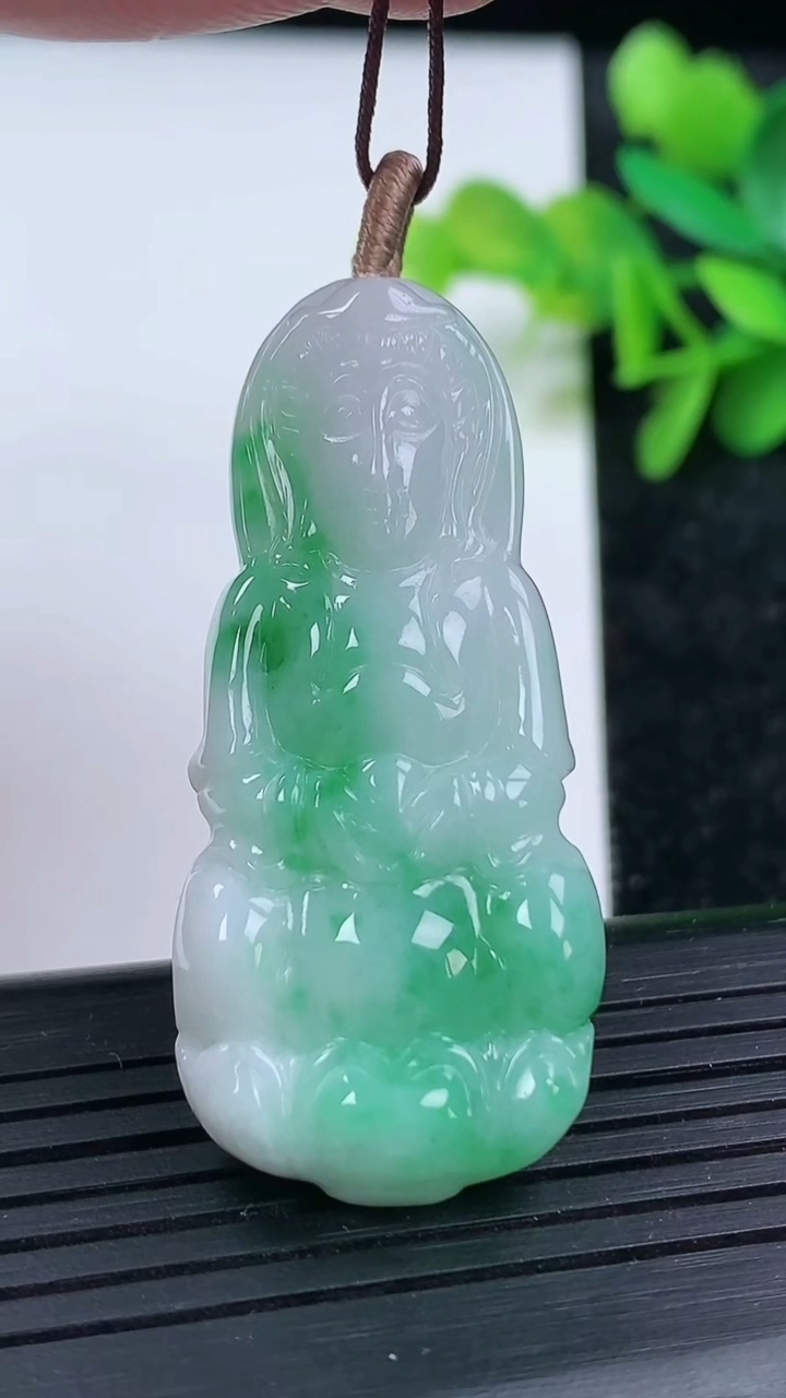 天然A货翡翠观音菩萨吊坠尺寸46.7-20.7-6重量:11.70g
3月15日