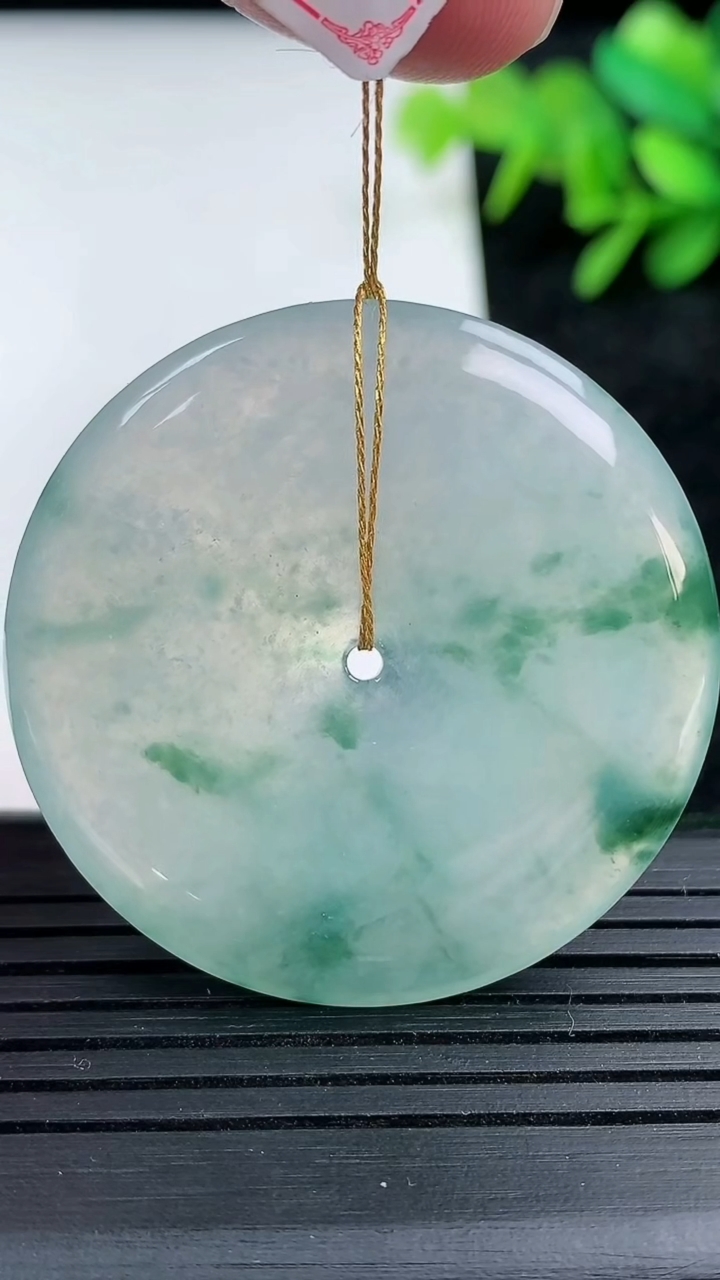 天然A货翡翠冰种飘花平安扣吊坠尺寸38.7-5.2重量:17.45g
3月15日