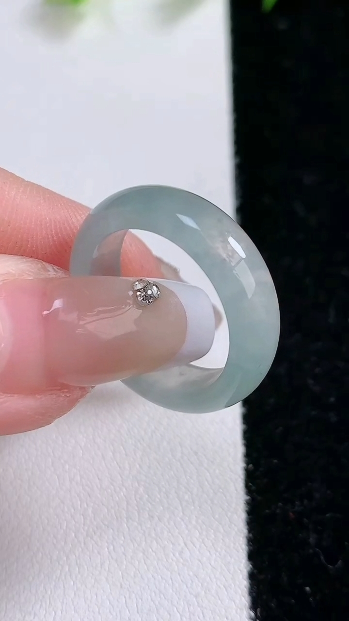 天然A货翡翠指环戒指，尺寸17.2-6.3-5.5，重:3.71g2026年3月15日
工厂直销收藏佳品,种好水足，色泽均匀，有种有色，上手高大气！