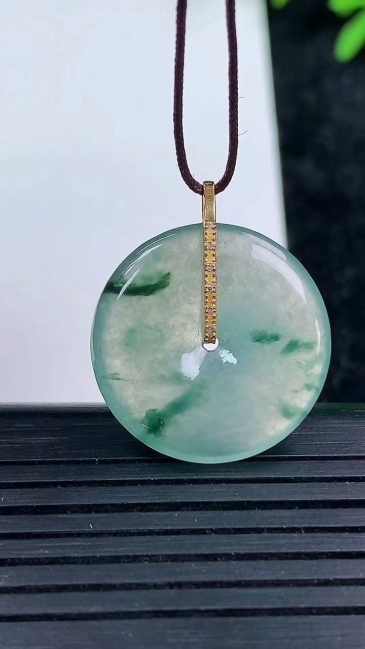 天然A货翡翠种飘花平安扣吊坠尺寸20.8-3.4重量:3.69g
3月15日