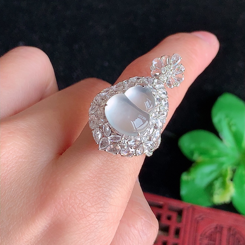 天然A货翡翠18K金伴钻镶嵌白月光炸光葫芦戒指吊坠两用款 圈口17.3裸石
尺寸12.8-11mm 重量8.10g 0313