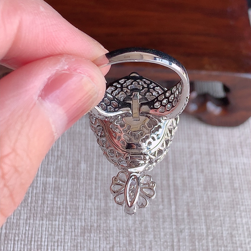 天然A货翡翠18K金伴钻镶嵌白月光炸光葫芦戒指吊坠两用款 圈口17.3裸石
尺寸12.8-11mm 重量8.10g 0313