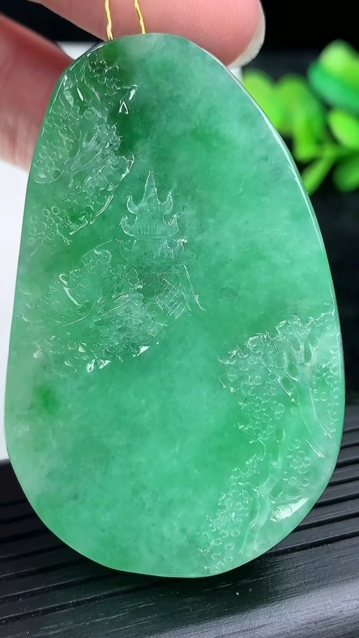 天然A货翡翠山水牌吊坠尺寸52.2-36.5-11.9重量:54.29g
3月15日