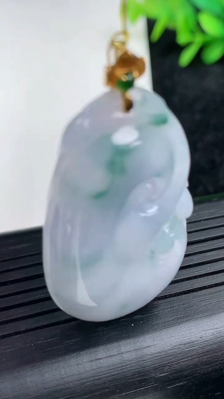 天然A货翡翠18K金紫罗兰飘花如意吊坠尺寸40.5-24-5.3重量:10.95g
3月15日