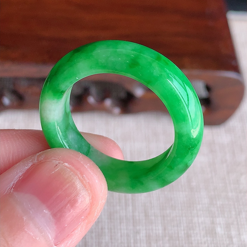 天然A货翡翠满绿素面戒指 
尺寸20-6.6-4mm 重量5.66g 0314
