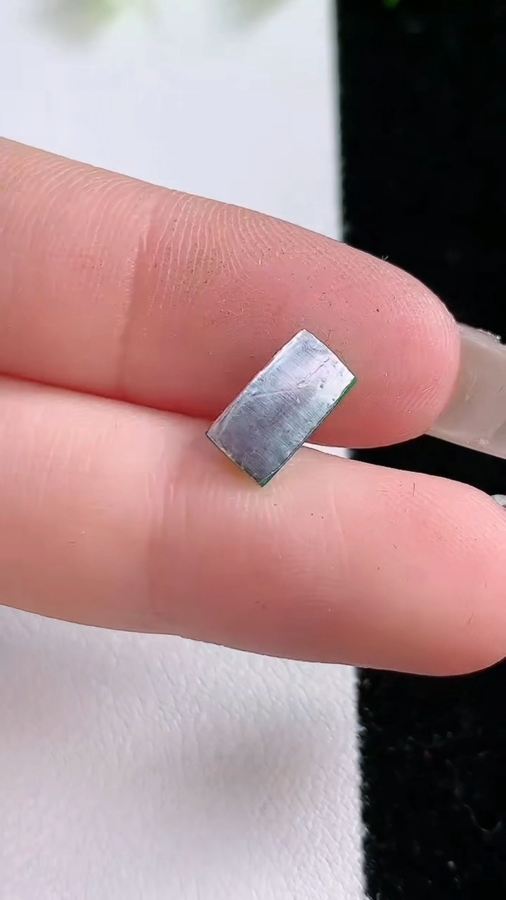 天然A货翡翠马鞍戒面，尺寸9.6-5.2-2.4，重:0.28g2026年3月15日
工厂直销收藏佳品,种好水足，色泽均匀，有种有色，上手高大气！