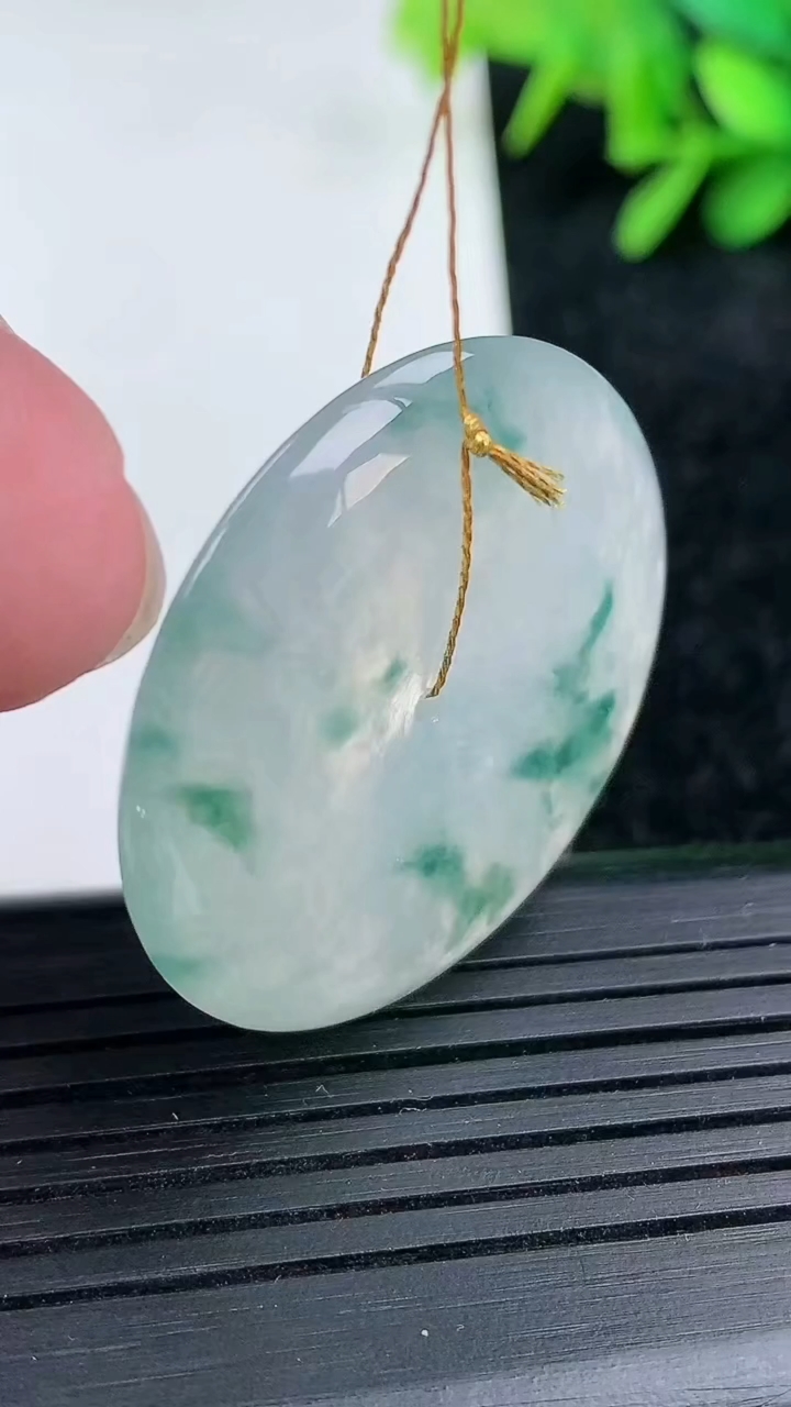 天然A货翡翠冰种飘花平安扣吊坠尺寸33.5-5.9重量:14.16g
3月15日