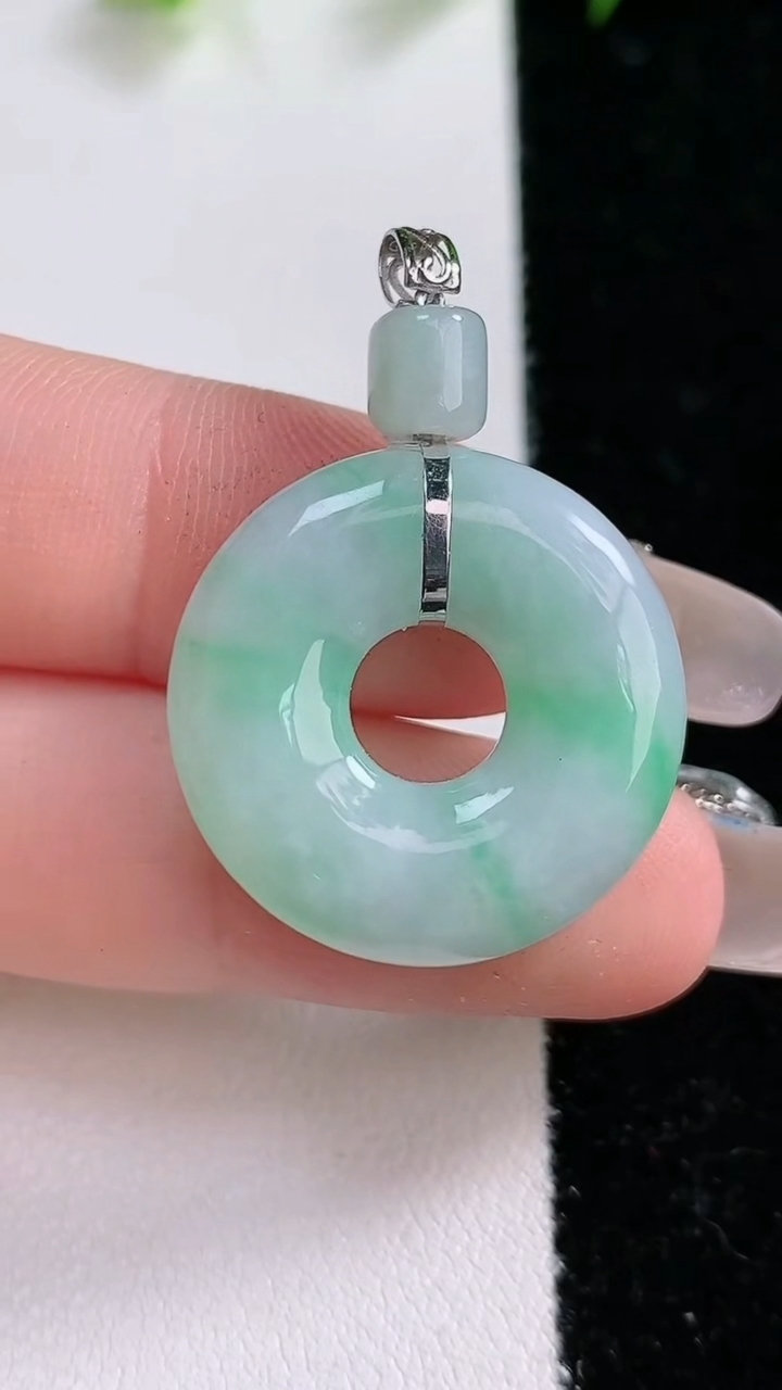 天然A货翡翠平安环吊坠，尺寸34.4-23.6-5.4，重:6.42g
3月15日