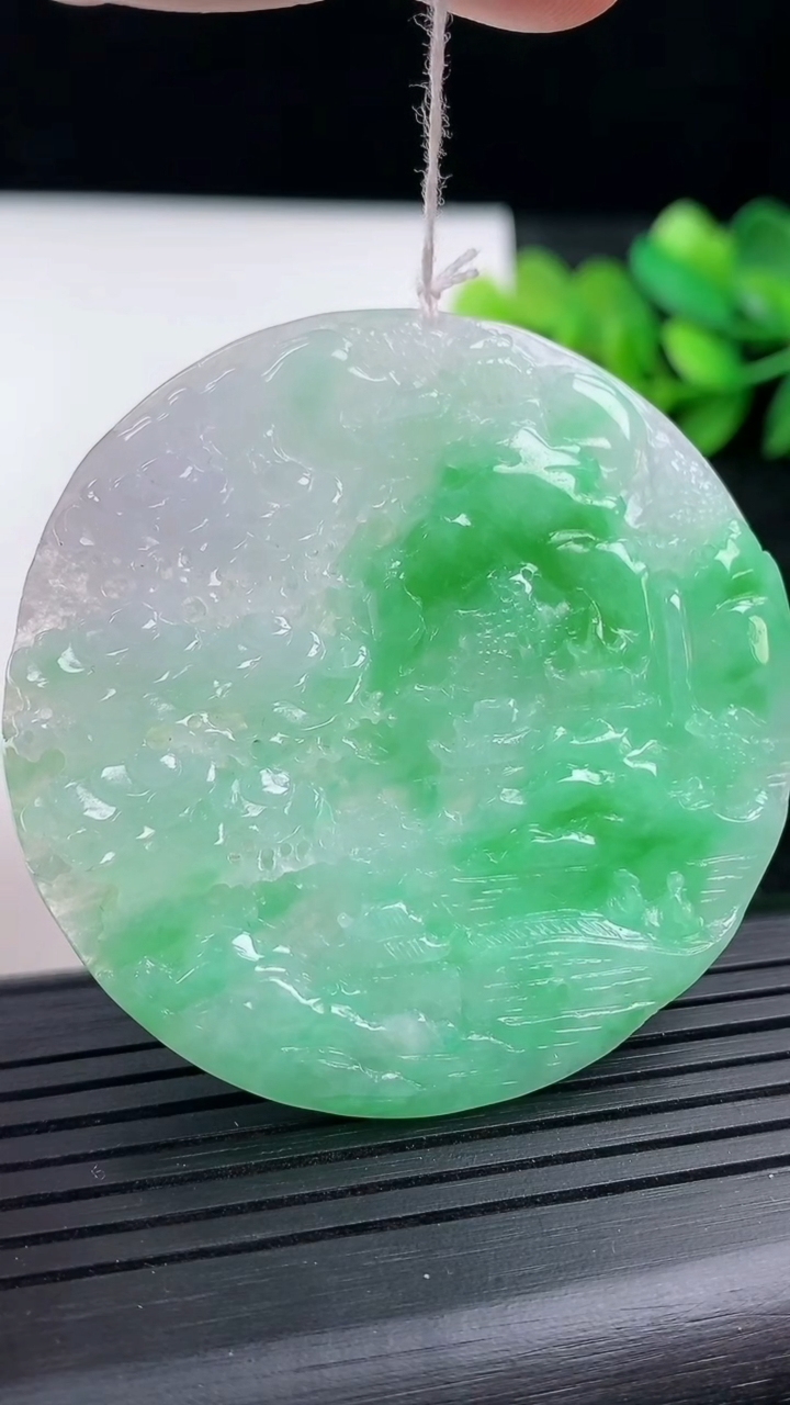 天然A货翡翠山水牌吊坠尺寸51.2-4.6重量:24.69g
3月15日