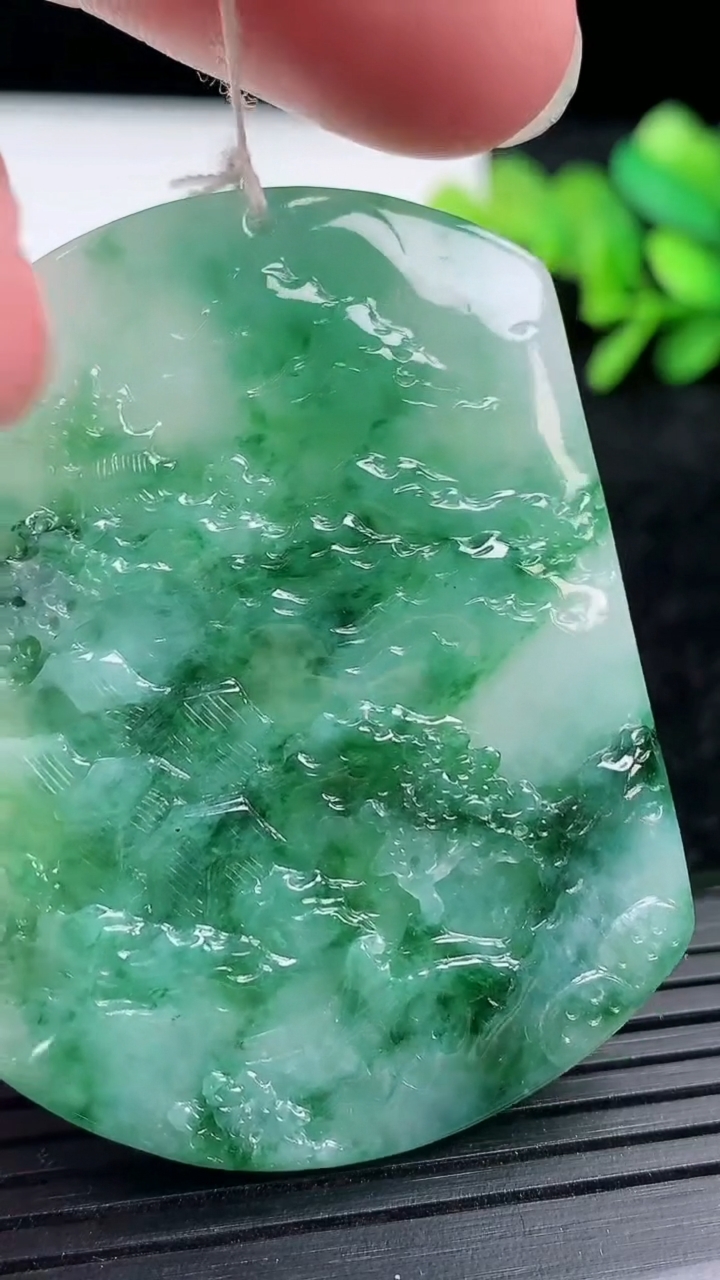 天然A货翡翠山水牌吊坠尺寸53.3-39.8-5.4重量:31.83g
3月15日