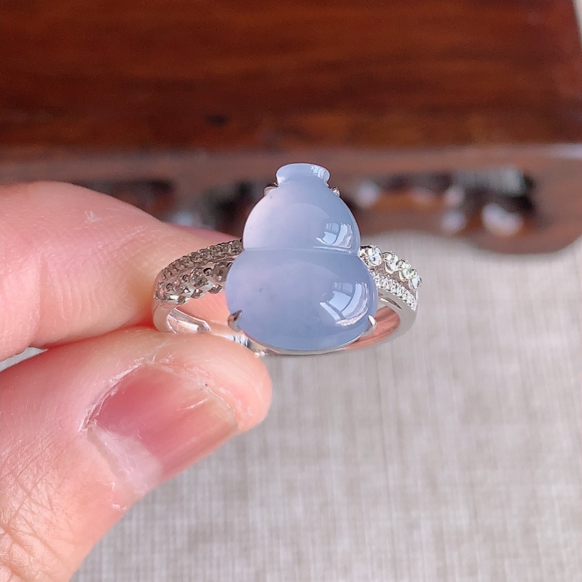 天然A货翡翠18K金伴钻镶嵌紫罗兰葫芦戒指 圈口17.3裸石
尺寸12-9.8mm 重量3.00g 