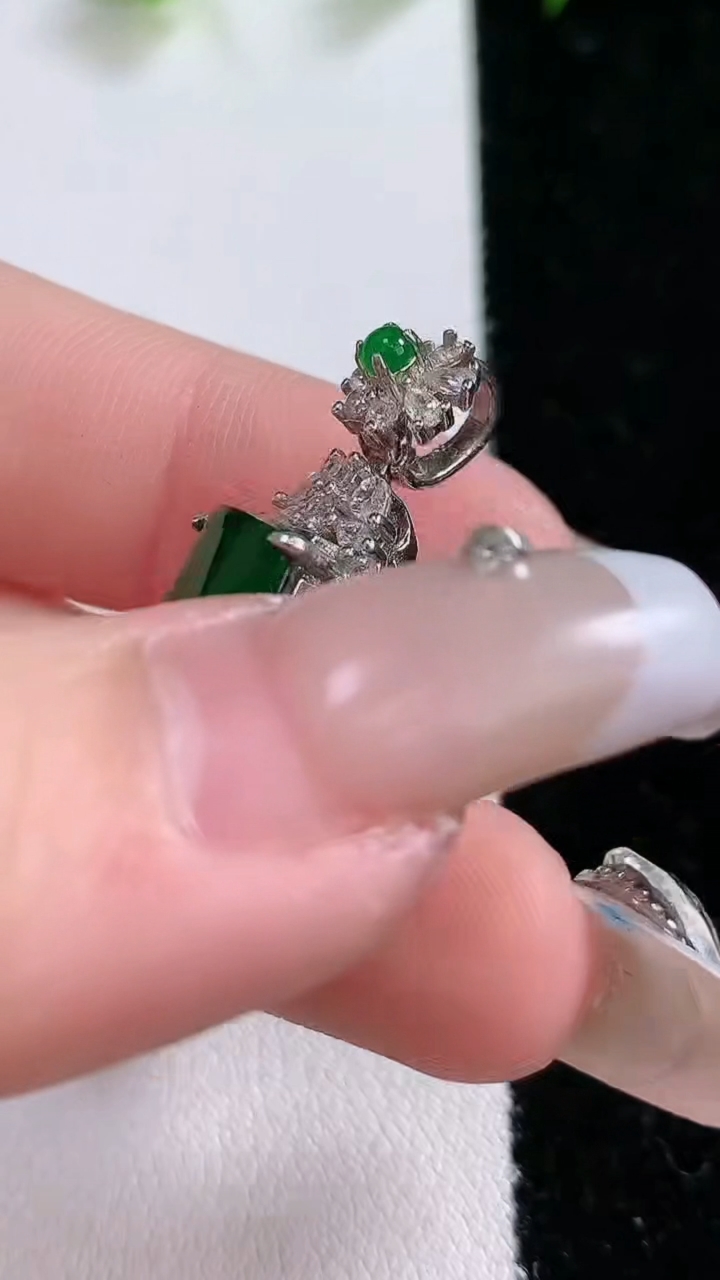 天然A货翡翠无事牌吊坠，尺寸26-13.5-9，重:5.46g
3月15日