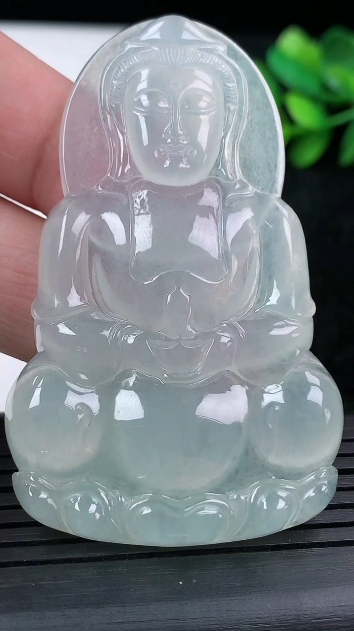 天然A货翡翠种白冰观音菩萨吊坠尺寸64.4-40.1-5.7重量:27.19g
3月15日