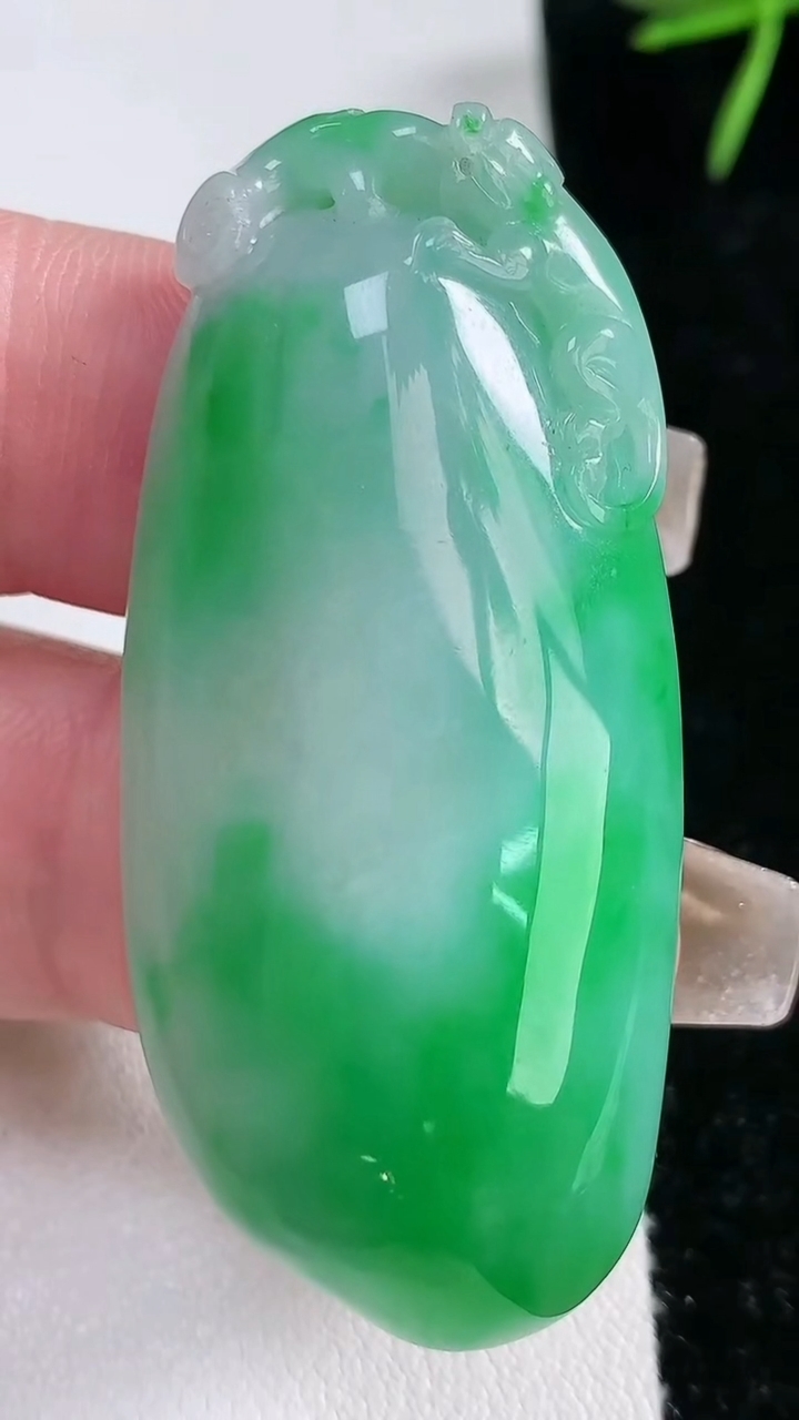 天然A货翡翠福瓜吊坠，尺寸51-23-10.8，重量:23.46g
3月15日