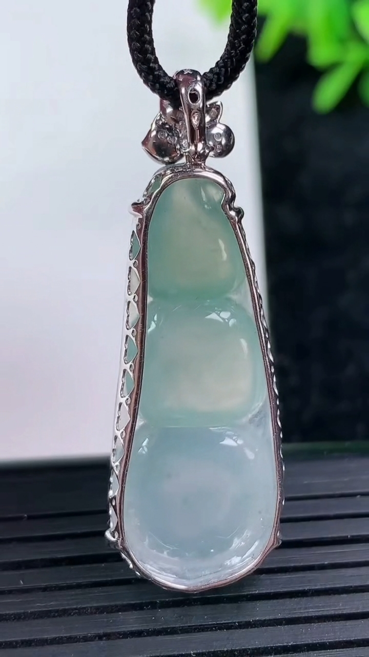 天然A货翡翠福豆吊坠尺寸43-14.5-8.1重量:6.20g
3月15日