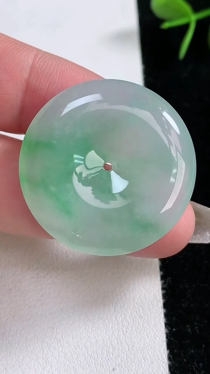 天然A货翡翠平安扣吊坠，尺寸32-5.5，重量:11.50g
3月15日