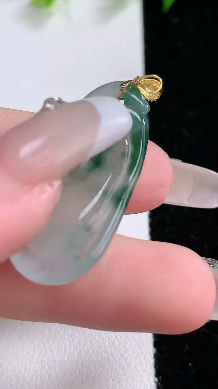 天然A货翡翠种飘花如意吊坠，尺寸33-16-5.2，重:4.77g
3月15日