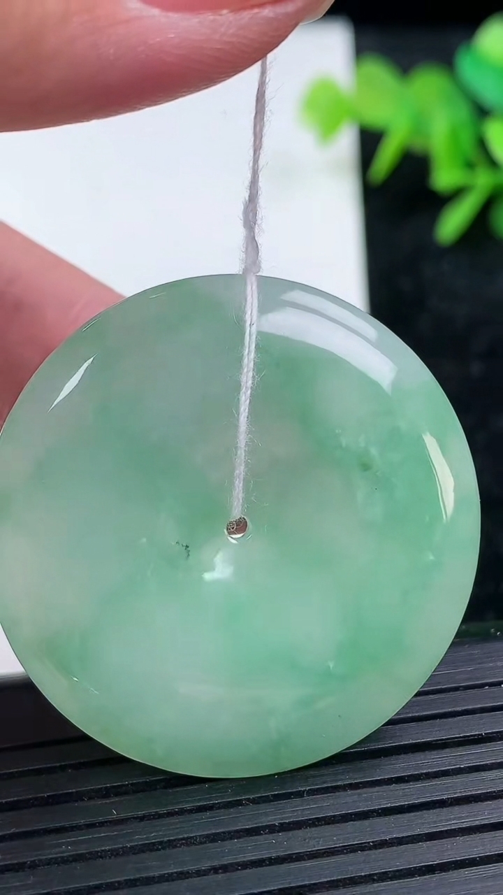 天然A货翡翠平安扣吊坠尺寸37.4-6.1重量:18.61g
3月15日