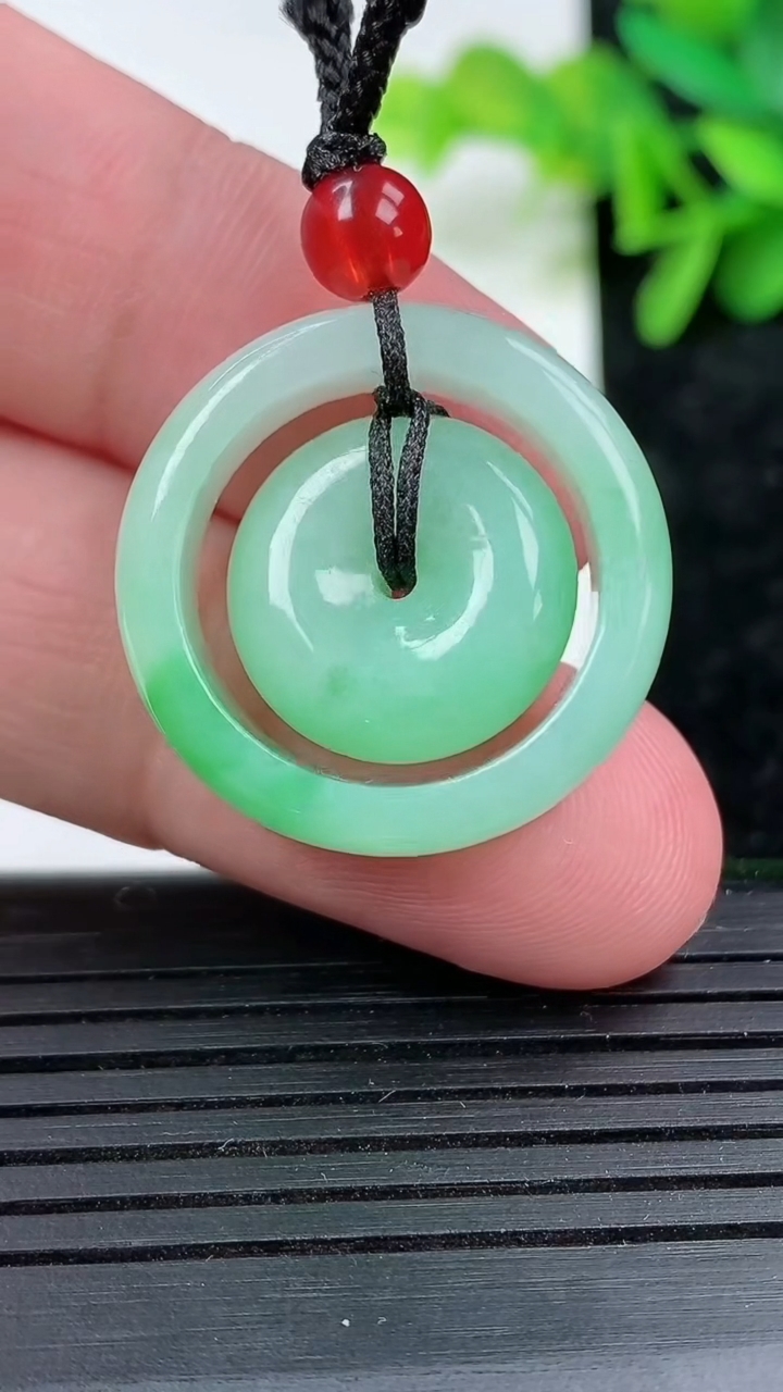 天然A货翡翠母子平安扣吊坠尺寸24.6-7重量:8.93g
3月15日