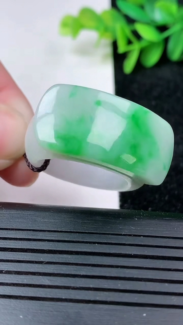 天然A货翡翠马鞍扳指戒指尺寸21.5-32.9-14.8-12.9重量:22.52g2026年3月15日
工厂直销收藏佳品,种好水足，色泽均匀，有种有色，上手高大气！
