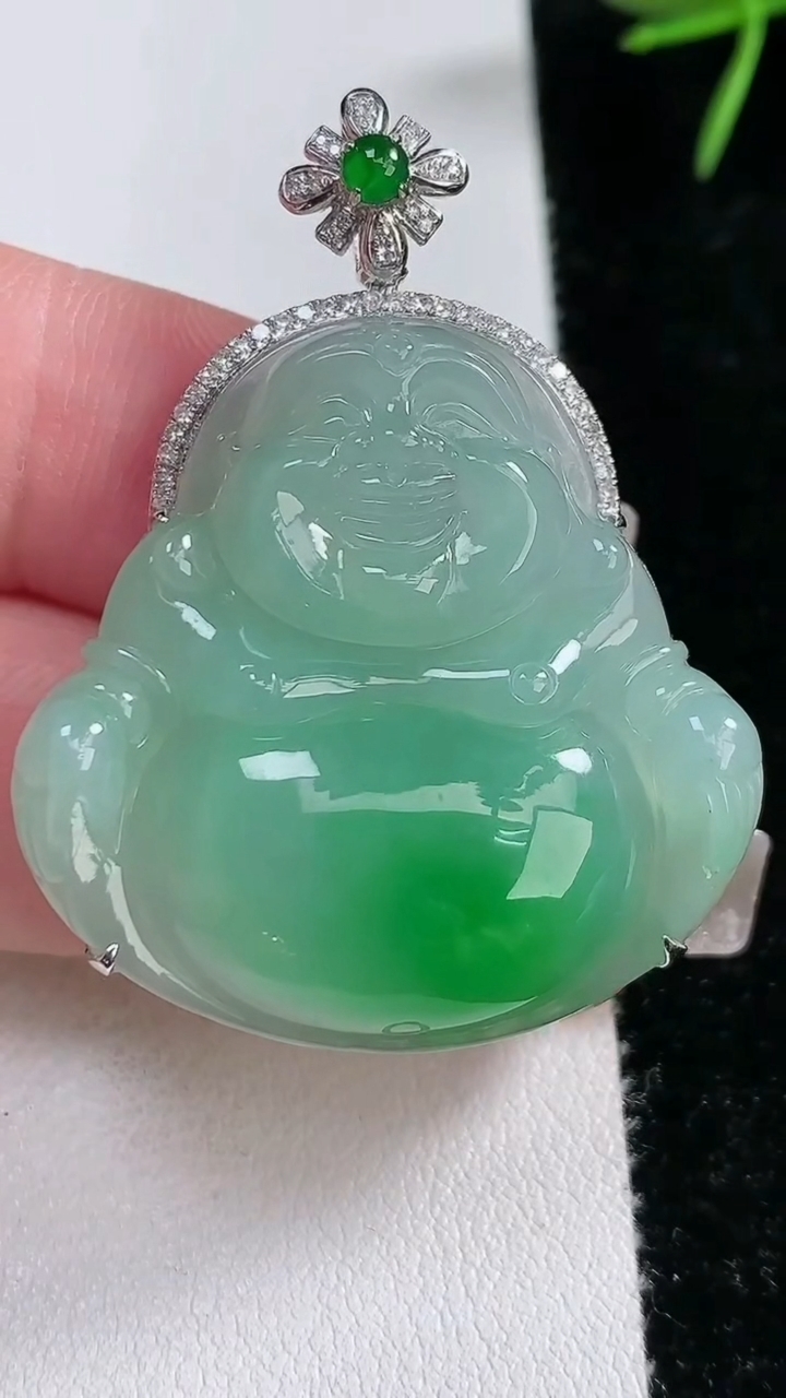 天然A货翡翠佛公吊坠，尺寸45-34-8.5，裸石34-34，重量:14.24g
3月15日