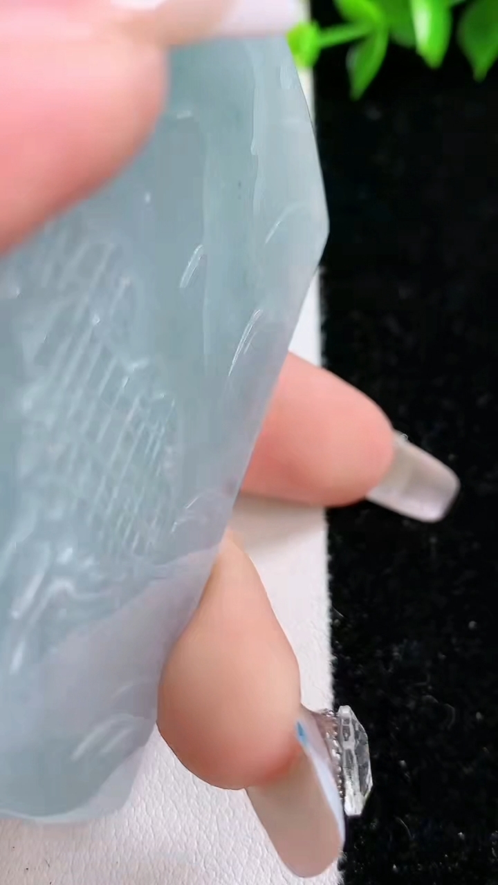 天然A货翡翠牌吊坠，尺寸64-49-14，重:94.81g
3月15日