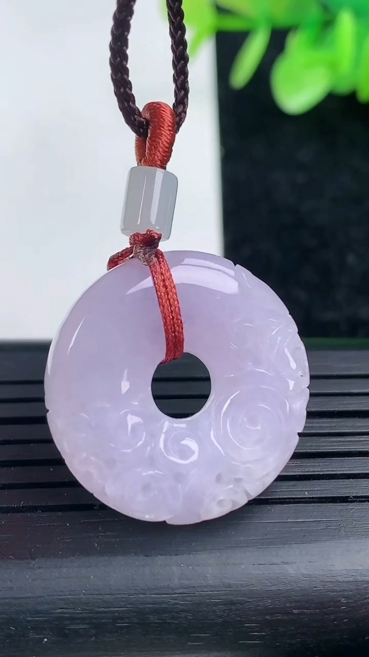 天然A货翡翠紫罗兰雕花平安扣吊坠尺寸24.7-5.1重量:7.01g
3月15日