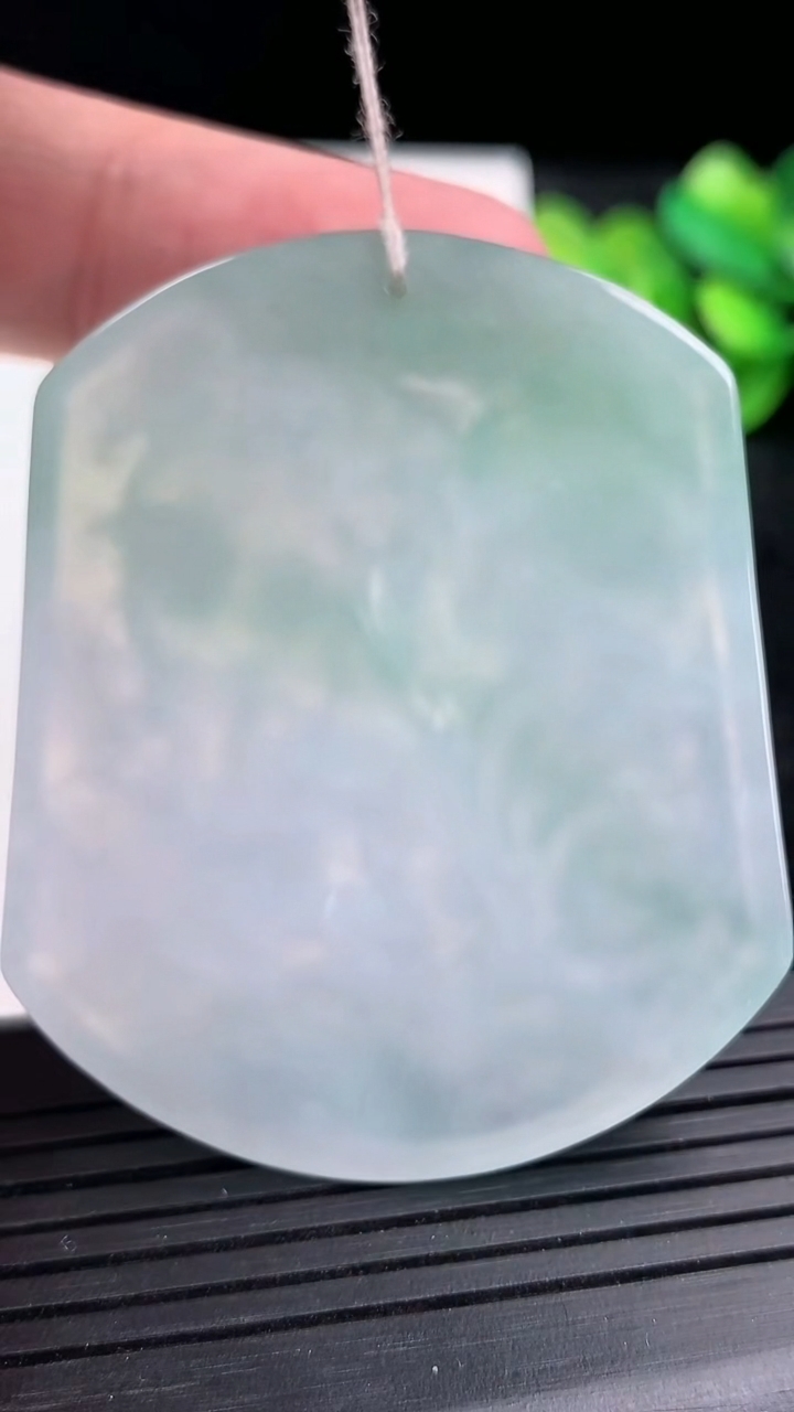 天然A货翡翠生肖虎吊坠尺寸53.5-44.3-6.1重量:34.18g
3月15日