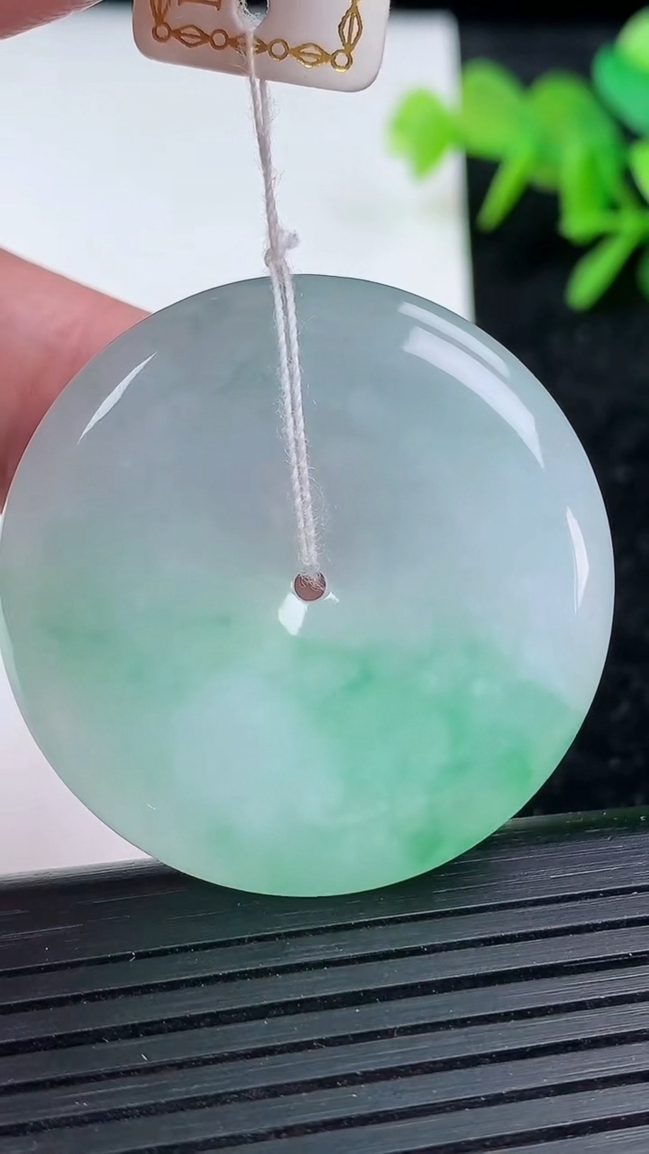 天然A货翡翠平安扣吊坠尺寸37.7-5.7重量:18.62g
3月15日