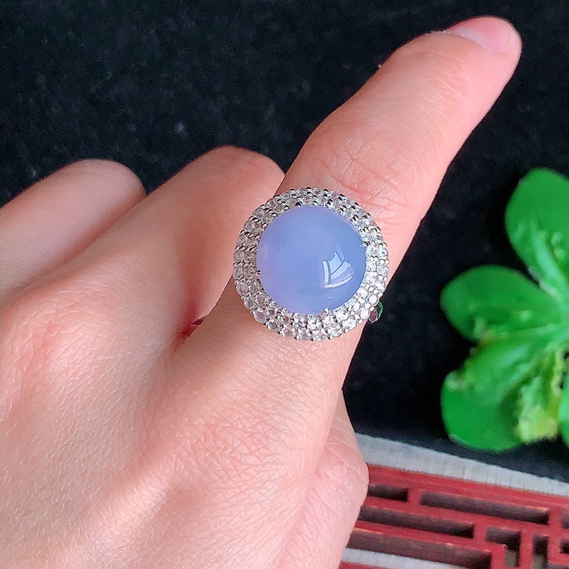 天然A货翡翠18K金伴钻镶嵌紫罗兰蛋面戒指 圈口17.8裸石
尺寸12.2mm 重量5.52g 0314