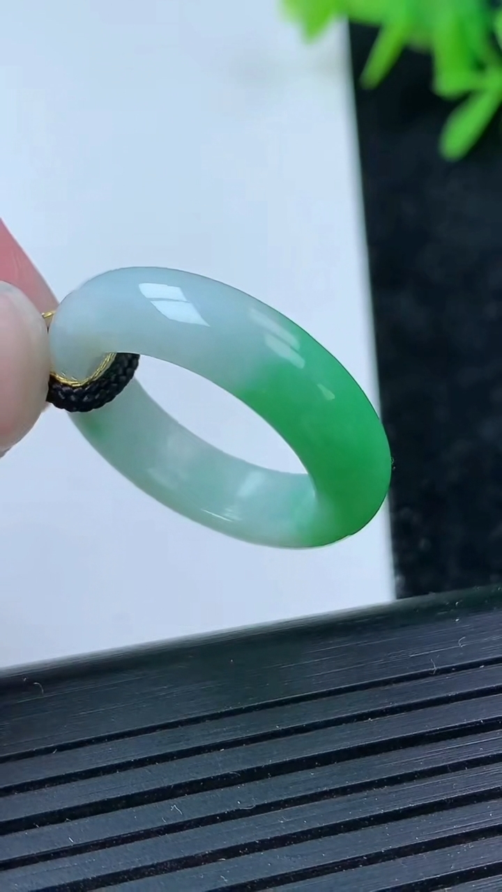 天然A货翡翠指环戒指尺寸18.3-5.8-3.9重量:4.91g2026年3月15日
工厂直销收藏佳品,种好水足，色泽均匀，有种有色，上手高大气！