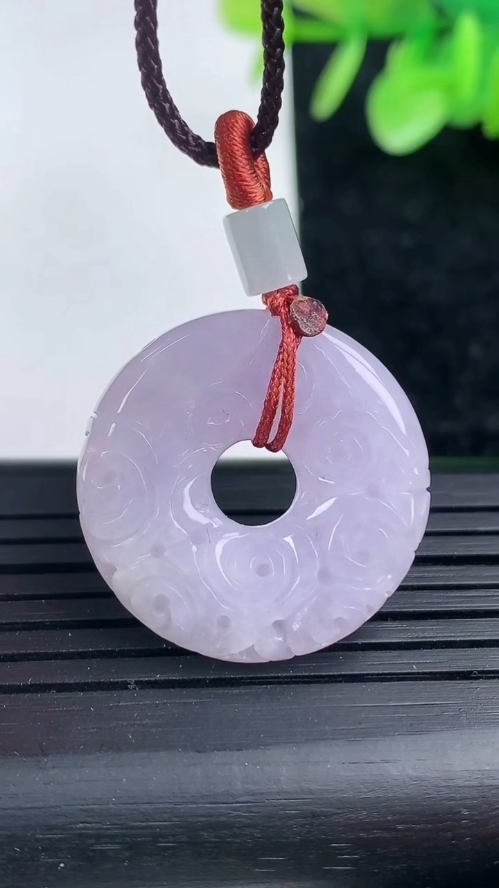 天然A货翡翠紫罗兰雕花平安扣吊坠尺寸24.7-5.1重量:7.01g
3月15日