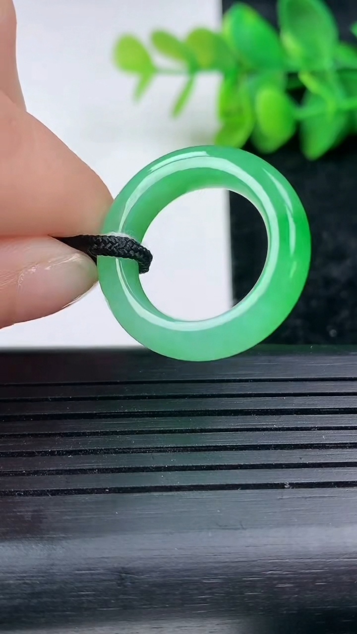 天然A货翡翠指环戒指尺寸16.7-6-4.2重量:5.41g2026年3月15日
工厂直销收藏佳品,种好水足，色泽均匀，有种有色，上手高大气！