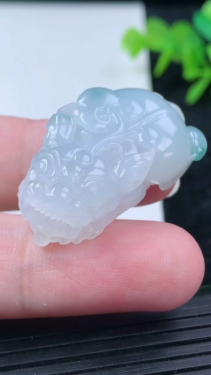 天然A货翡翠飘花貔貅吊坠尺寸33.9-19.7-12.7重量:16.69g
3月15日