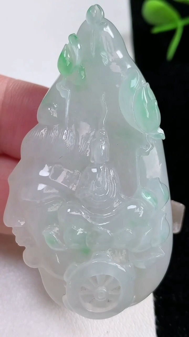 天然A货翡翠无相观音菩萨吊坠，尺寸59-32-11，重量:35.47g
3月15日