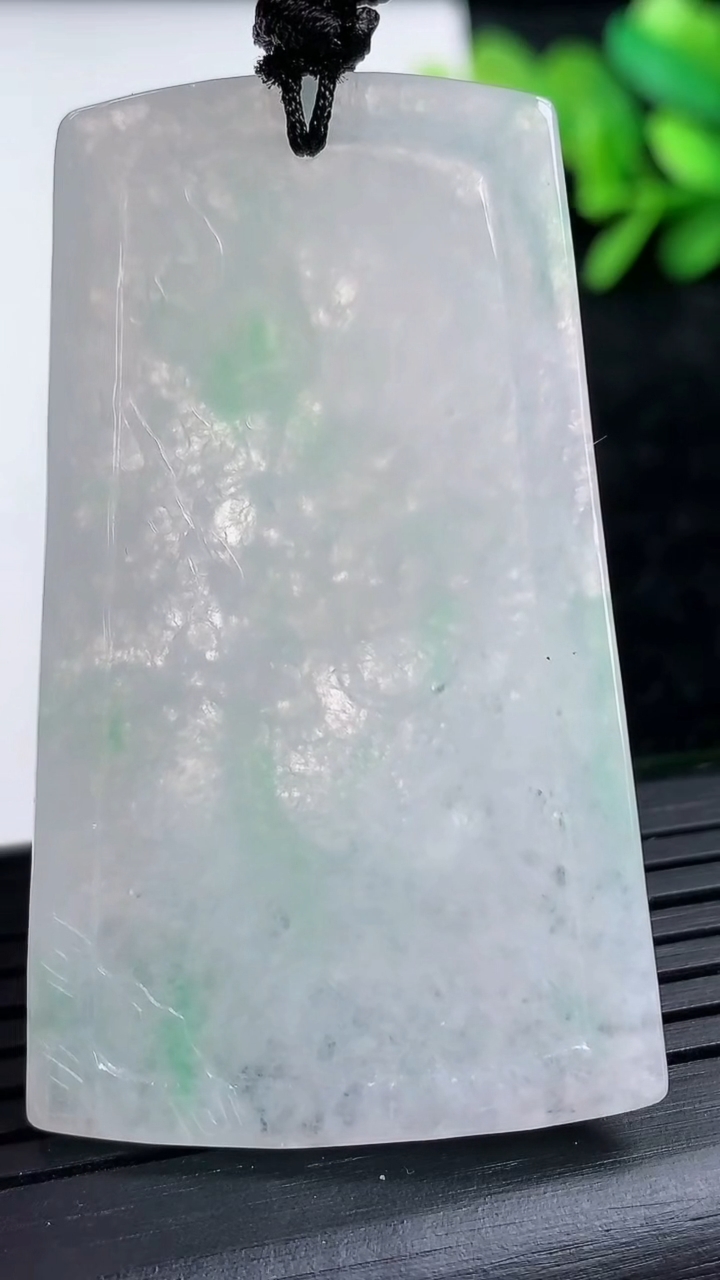 天然A货翡翠龙牌吊坠尺寸52.5-31.3-4.2重量:18.89g
3月15日